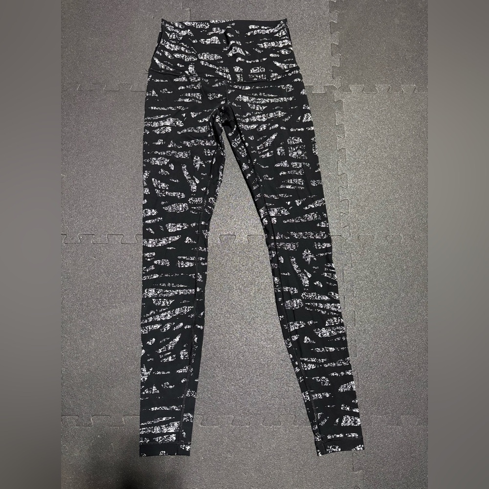 Women’s size 8 lululemon Wunder Under Pant (Hi-Rise)